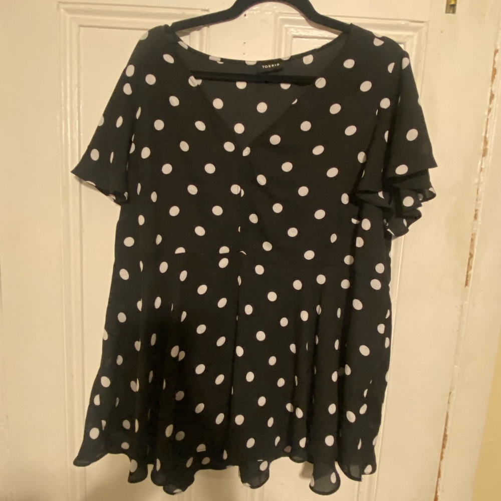 Torrid Black and White Polka Dot Blouse. 
Torrid Size 2. Excellent condition.🖤